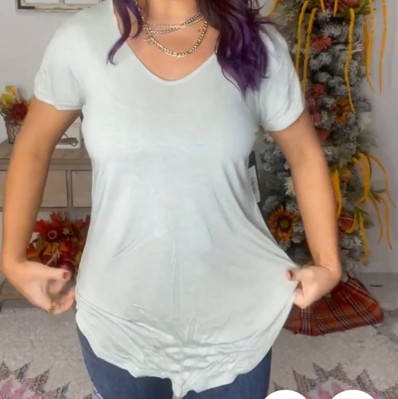 NWT MonoB sage green vneck lightweight top size S - Picture 2 of 5